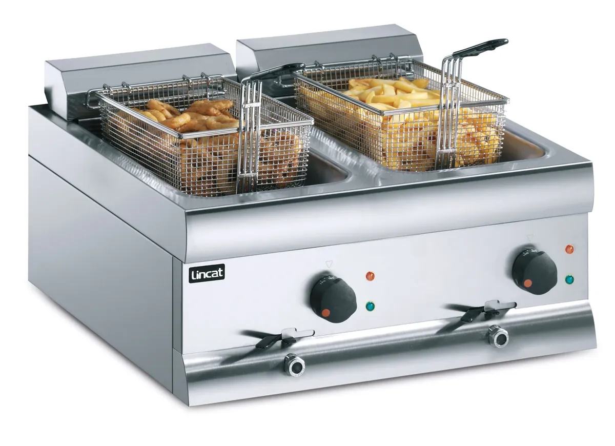 Lincat Silverlink Electric Counter-top Twin Tank Fryer - 2 Baskets - W 600 mm